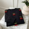 pulover-negru-cu-cirese-decorative