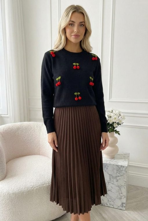 pulover-negru-cu-cirese-decorative