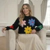 pulover-negru-cu-flori-colorate