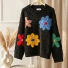pulover-negru-cu-flori-tesute-3d