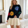 pulover-negru-cu-flori-tesute-3d