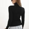 pulover-negru-cu-guler-inalt-si-maneca-lunga