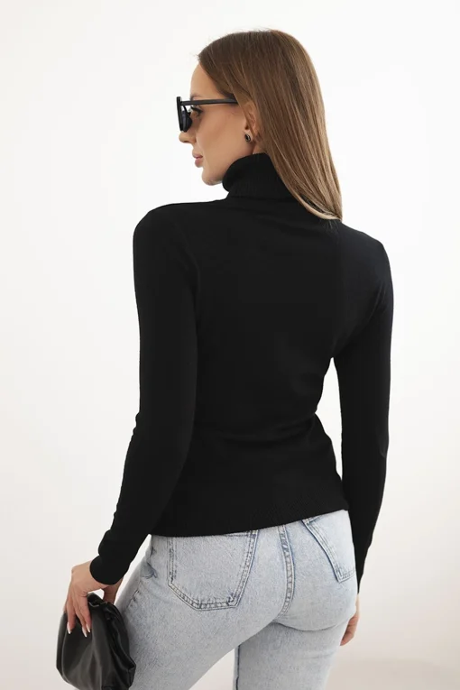 pulover-negru-cu-guler-inalt-si-maneca-lunga