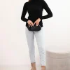 pulover-negru-cu-guler-inalt-si-maneca-lunga