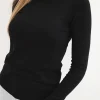 pulover-negru-cu-guler-inalt-si-maneca-lunga