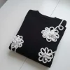 pulover-negru-din-tricot-cu-flori-tricotate-in-relief