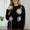 pulover-negru-din-tricot-cu-flori-tricotate-in-relief