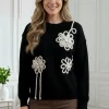 pulover-negru-din-tricot-cu-flori-tricotate-in-relief