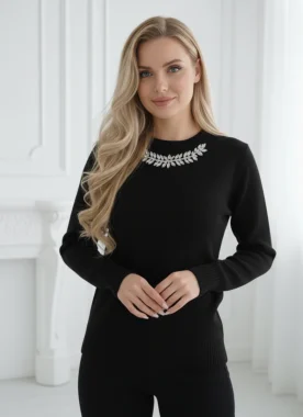 Pulover negru elegant cu aplicatii tip colier de cristale