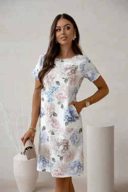 Rochie alba cu imprimeu floral pastel si croi drept