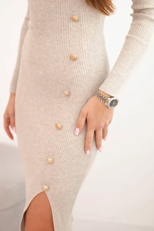 rochie-bej-din-tricot-cu-nasturi-decorativi-si-crapatura-laterala
