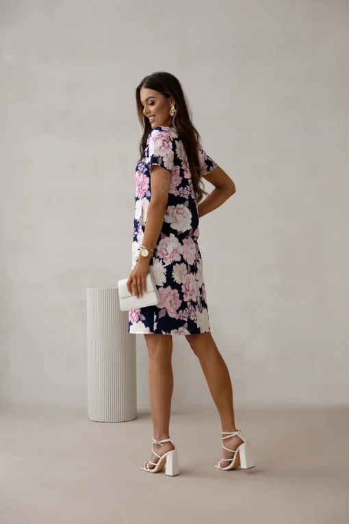 rochie-bleumarin-cu-imprimeu-floral-roz-si-croi-drept