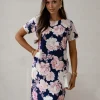 rochie-bleumarin-cu-imprimeu-floral-roz-si-croi-drept