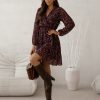 rochie-bordo-cu-imprimeu-abstract-decolteu-petrecut-si-captuseala