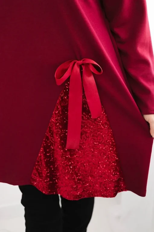 rochie-bordo-marime-mare-cu-insertie-decorativa-din-paiete-si-funda-laterala