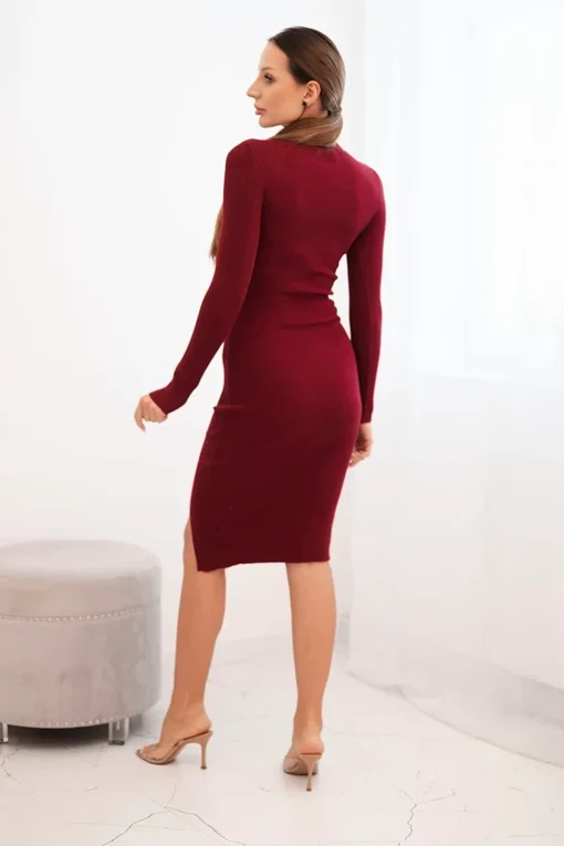 rochie-burgundy-din-tricot-cu-nasturi-decorativi-si-crapatura-laterala
