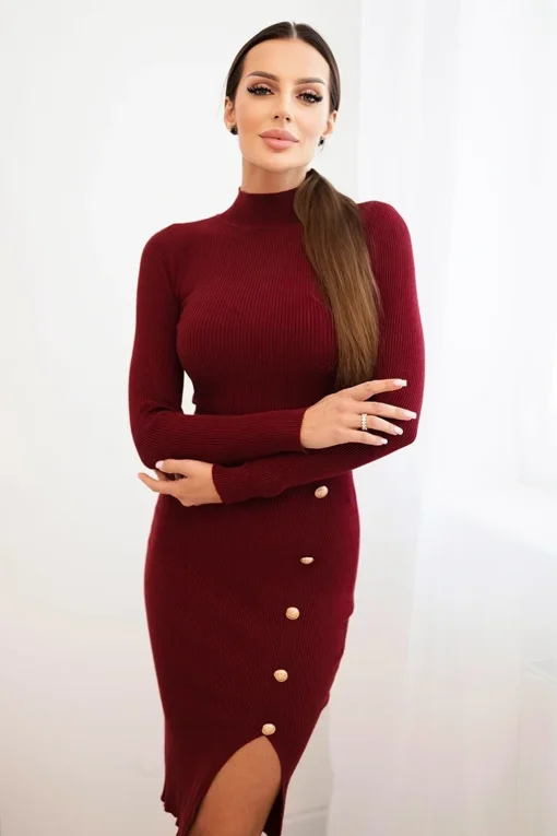 rochie-burgundy-din-tricot-cu-nasturi-decorativi-si-crapatura-laterala