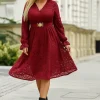 rochie-burgundy-eleganta-din-dantela-cu-decolteu-petrecut-si-maneci-lungi