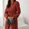rochie-caramizie-cu-buline-albe-decolteu-petrecut-si-crapatura-laterala