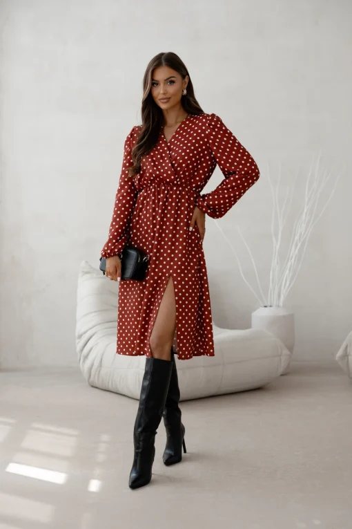 rochie-caramizie-cu-buline-albe-decolteu-petrecut-si-crapatura-laterala