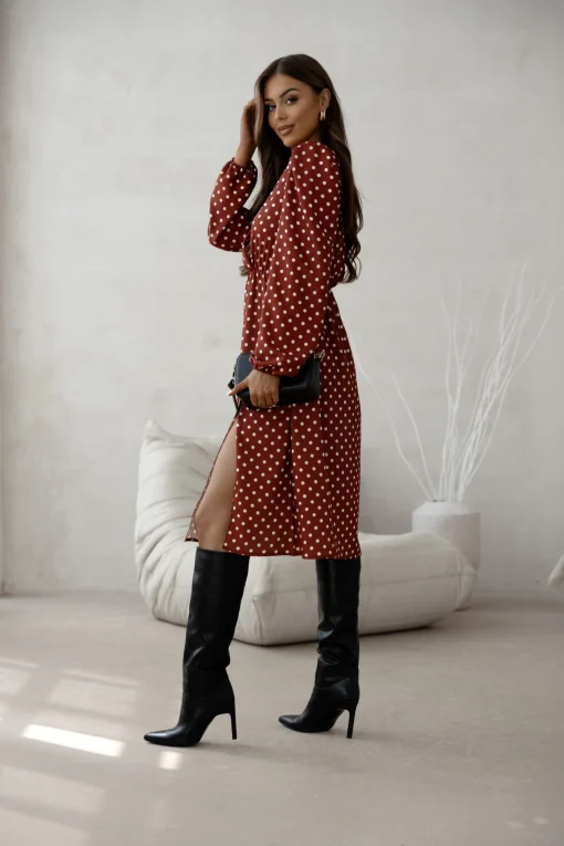 rochie-caramizie-cu-buline-albe-decolteu-petrecut-si-crapatura-laterala