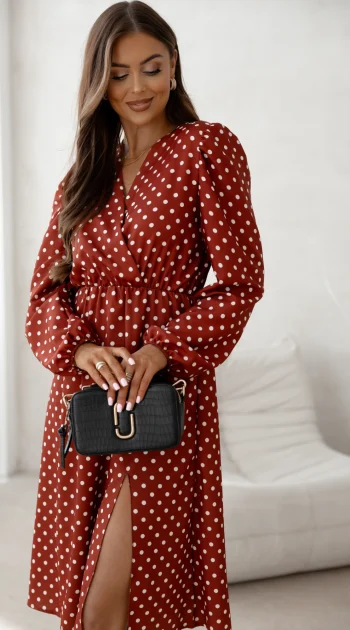 rochie-caramizie-cu-buline-albe-decolteu-petrecut-si-crapatura-laterala