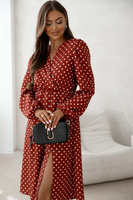 rochie-caramizie-cu-buline-albe-decolteu-petrecut-si-crapatura-laterala