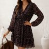 rochie-ciocolatie-cu-imprimeu-abstract-decolteu-petrecut-si-captuseala