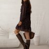 rochie-ciocolatie-cu-imprimeu-abstract-decolteu-petrecut-si-captuseala