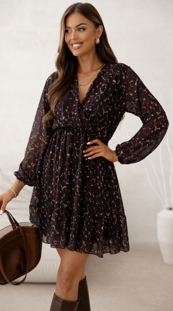 rochie-ciocolatie-cu-imprimeu-abstract-decolteu-petrecut-si-captuseala