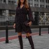 rochie-ciocolatie-cu-imprimeu-abstract-decolteu-petrecut-si-captuseala