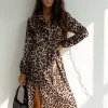 rochie-cu-imprimeu-leopard-si-crapatura-laterala