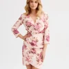 rochie-eleganta-cu-model-floral-si-decolteu-petrecut