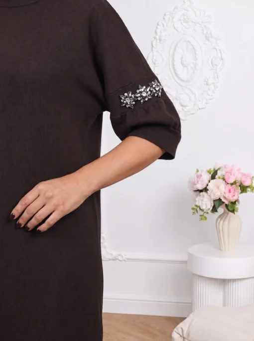 rochie-eleganta-din-tricot-cu-aplicatii-din-strasuri-pe-maneci