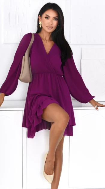 rochie-eleganta-scurta-mov-cu-decolteu-petrecut-maneci-lungi-si-volane