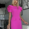 rochie-fucsia-eleganta-cu-volane-pe-umeri-si-croi-drept