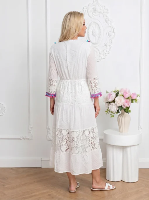 rochie-lunga-alba-brodata-cu-ciucuri-colorati-si-insertii-de-dantela