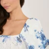 rochie-lunga-alba-brodata-cu-imprimeu-floral-albastru