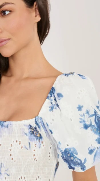 rochie-lunga-alba-brodata-cu-imprimeu-floral-albastru
