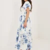 rochie-lunga-alba-brodata-cu-imprimeu-floral-albastru