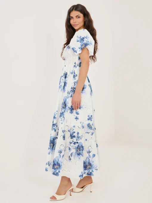 rochie-lunga-alba-brodata-cu-imprimeu-floral-albastru