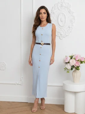 Rochie lunga cu nasturi decorativi aurii si curea