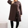 rochie-maro-marime-mare-cu-insertie-decorativa-din-paiete-si-funda-laterala