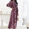 rochie-maxi-plisata-eleganta-bordo-cu-imprimeu-floral-si-cordon-in-talie