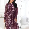rochie-maxi-plisata-eleganta-bordo-cu-imprimeu-floral-si-cordon-in-talie