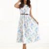 rochie-midi-alba-cu-imprimeu-floral-albastru-si-curea