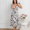 rochie-midi-alba-cu-imprimeu-floral-pastelat-si-crapatura-pe-picior