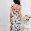 rochie-midi-alba-cu-imprimeu-floral-pastelat-si-crapatura-pe-picior