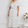 rochie-midi-alba-plisata-cu-buline-negre-si-decolteu-petrecut