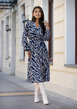 Rochie midi albastra cu imprimeu animal si decolteu petrecut